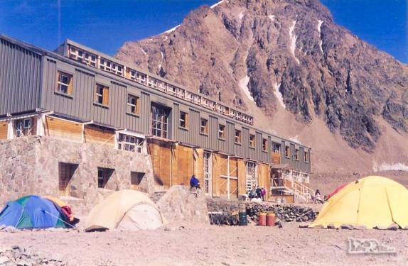 Acampado ao lado do refúgio em Plaza de Mulas, 4.300 metros de altitude, aos pés do Aconcágua, no oeste da Argentina (temporada de 1998/99)